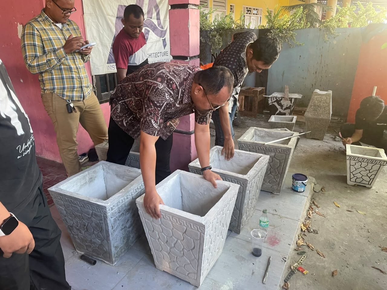 Dosen dan mahasiswa Perkapalan bekerjasama dengan LPPM ITK Tingkatkan Jiwa Kewirausahaan Masyarakat melalui Pelatihan Produksi Pot Bunga Semen